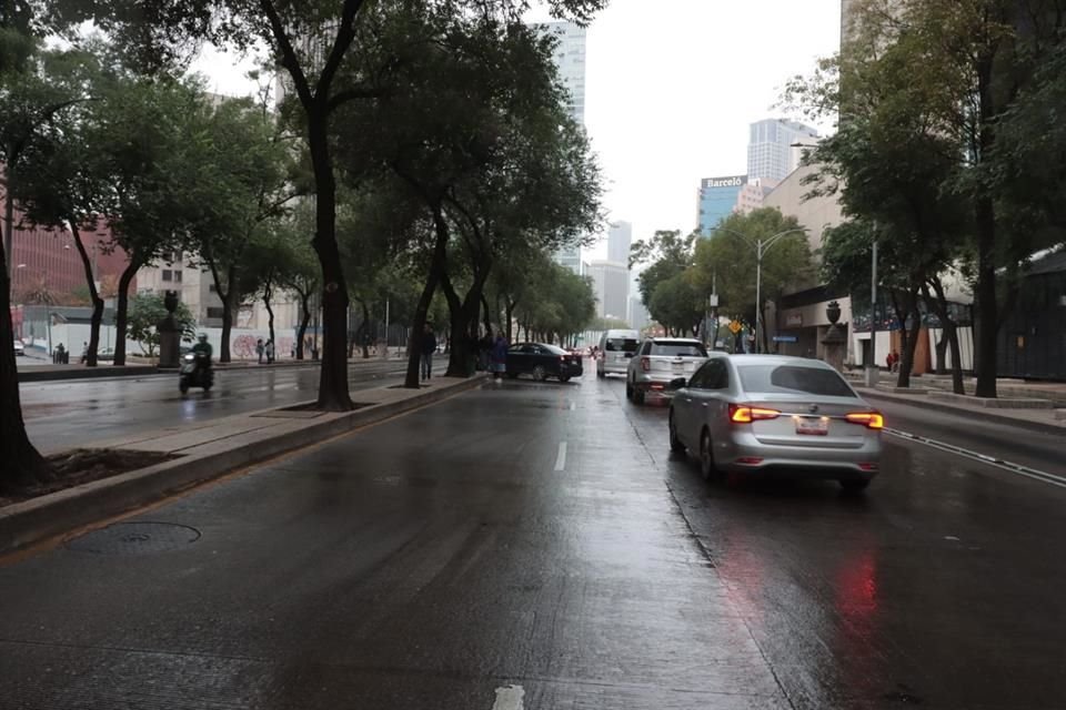 Policías de Tránsito resguardaron la vialidad hasta que el auto fue retirado con una grúa.