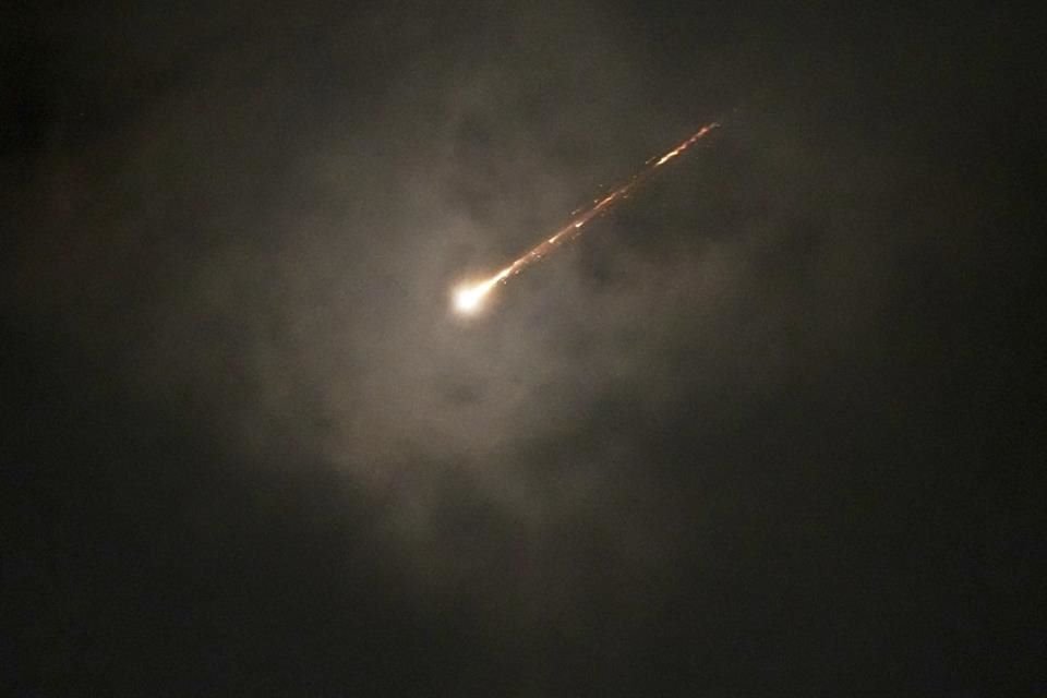 La cola de un proyectil lanzado por Irán visto desde Jerusalén, la madrugada del 16 de junio.
