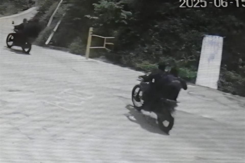 Los cinco sujetos que realizaron el asesinato de una Alcaldesa y líder comunitario en San Mateo Piñas, Oaxaca, fueron captados huyendo en dos motocicletas.