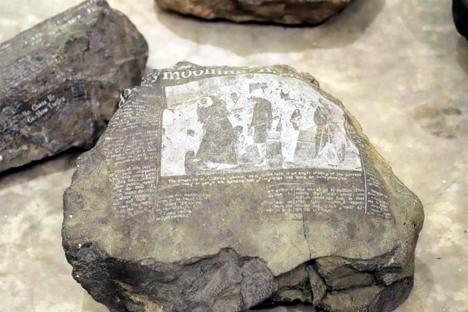 En la exposición 'Desde el regazo de un pájaro' se exhiben, por ejemplo, los diarios impresos directamente en piedras de Shimotani Chihiro.