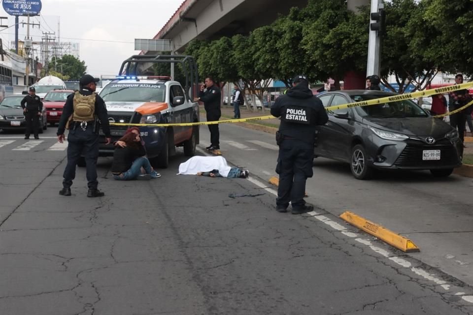 Una mujer que conducia su vehículo por el carril confinado atropello y mató a un peatón justo en un cruce peatonal.