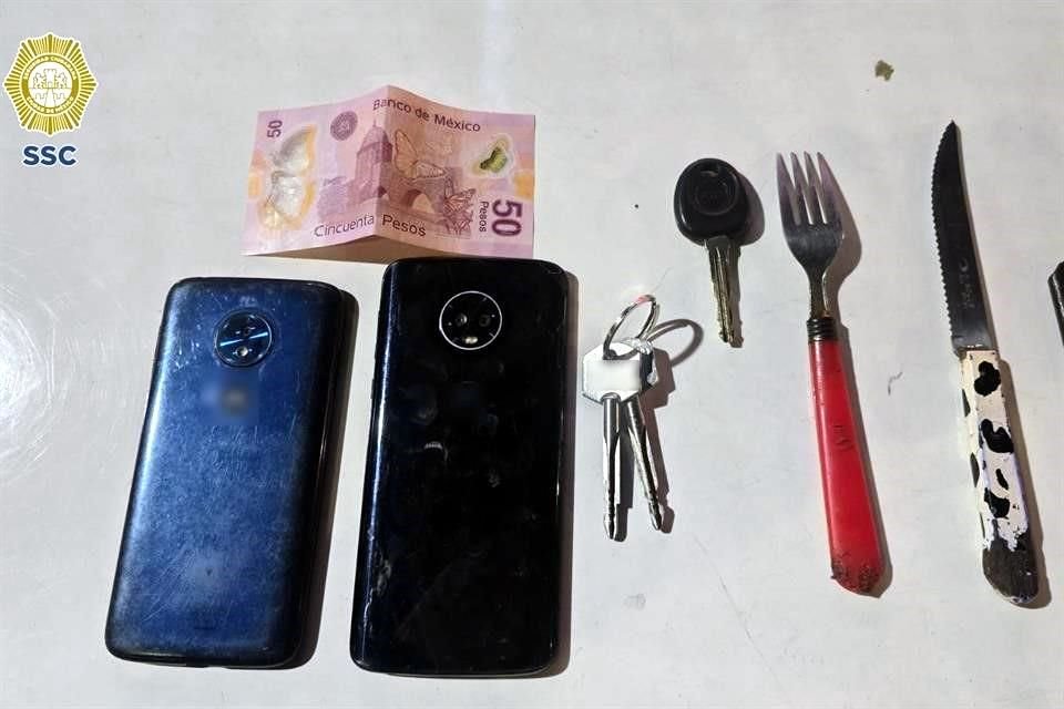 Al momento de la detención, los sujetos tenían dos teléfonos, un tenedor y un cuchillo que habrían utilizado en el asalto.