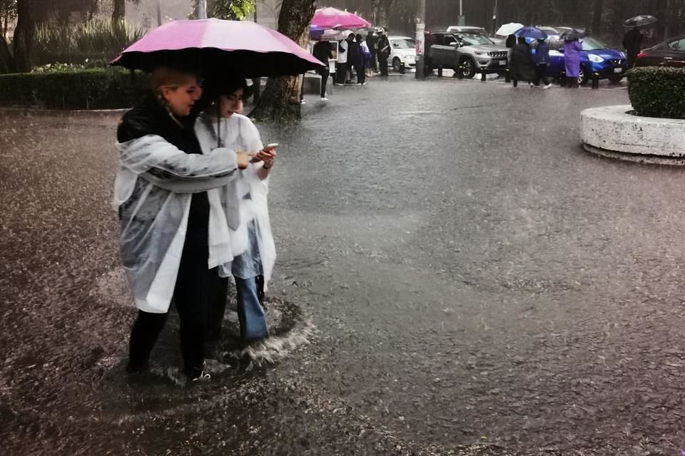 Gli abitanti della capitale hanno dovuto affrontare un'altra giornata di pioggia, durata tutto il giorno.