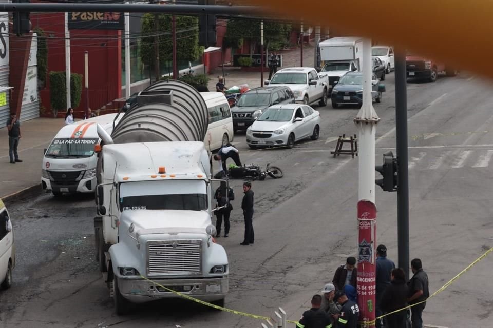 Según reportes preliminares, el conductor de una pipa que transportaba agua potable embistió por alcance tres vagonetas transporte público.