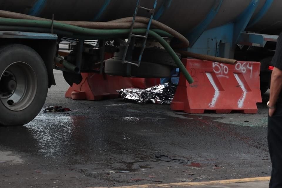 Enseguida intentó darse a la fuga, pero durante la maniobra arrolló al motociclista, quien fue aplastado por las llantas de la unidad pesada.