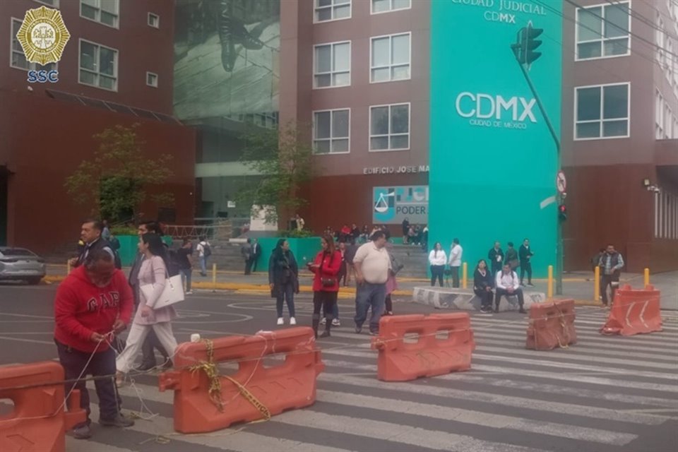 Se encuentra cerrada la circulación de Niños Héroes a la altura de Dr. Liceaga, por presencia de manifestantes. 