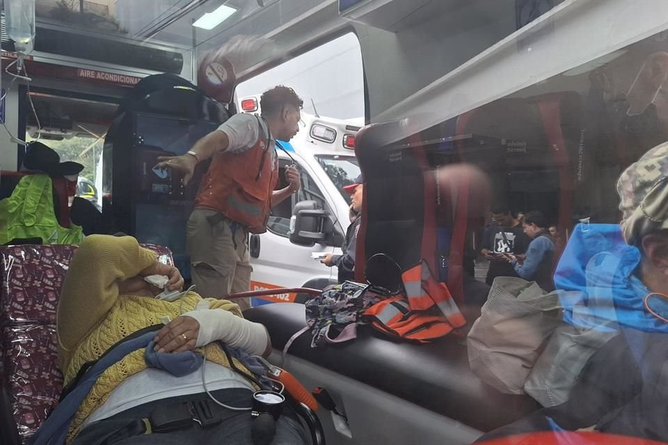 Las dos víctimas fueron atendidas por paramédicos, cuyas ambulancias fueron estacionadas sobre Avenida Universidad, en la Colonia Santa Cruz Atoyac.
