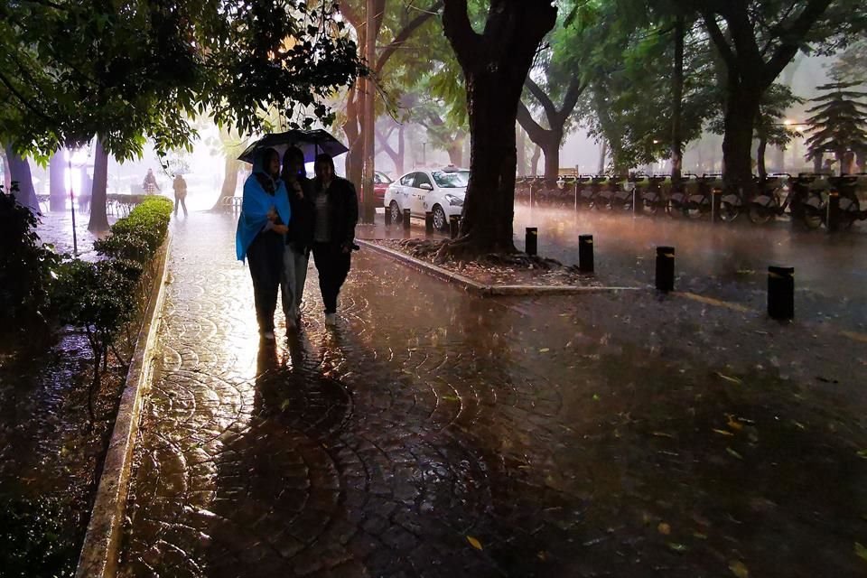 La lluvia que cayó este lunes 16 de junio fue suficiente para llenar 16 veces el Estadio Azteca.