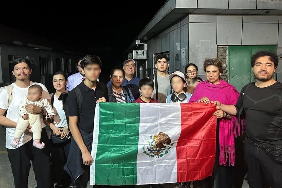 Un grupo de 18 mexicanos y sus familias fueron evacuados de Irán con la ayuda de personal diplomático de la Embajada.