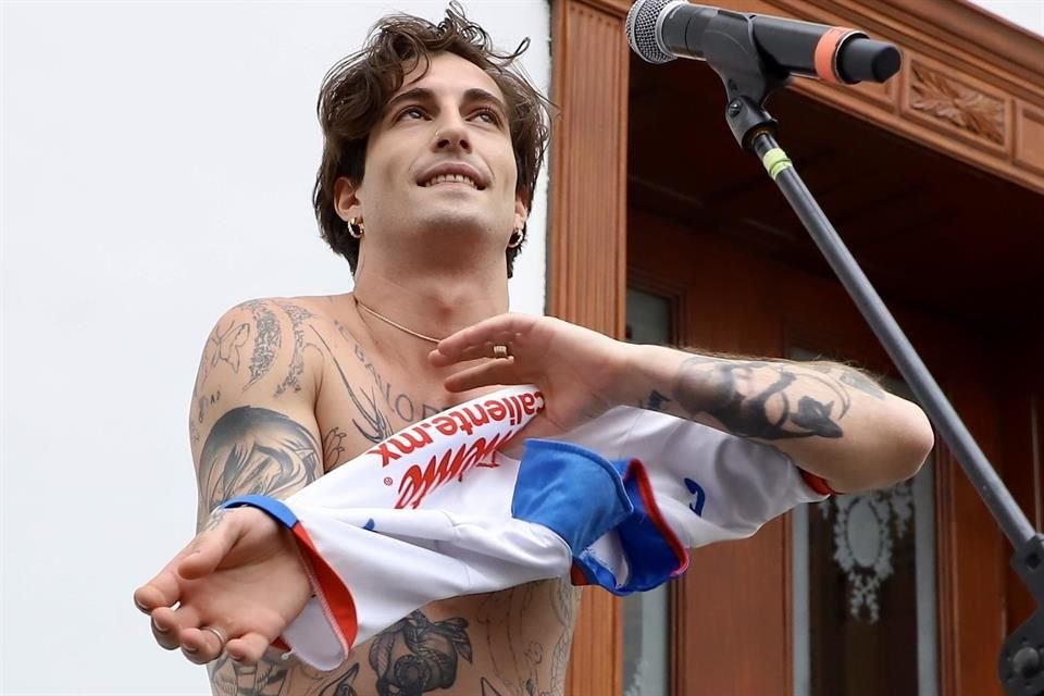 Muy amablemente, Damiano David recibió una playera del equipo mexicano de futbol Cruz Azul y se la puso para complacer a sus seguidores.