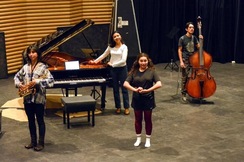 La soprano Irma Sánchez Gutiérrez, la saxofonista Azalia Hernández Villalobos, la pianista Naomi Ponce León y el contrabajista Alejandro Hernández Motta recibieron asesoría para convertirse en actores.