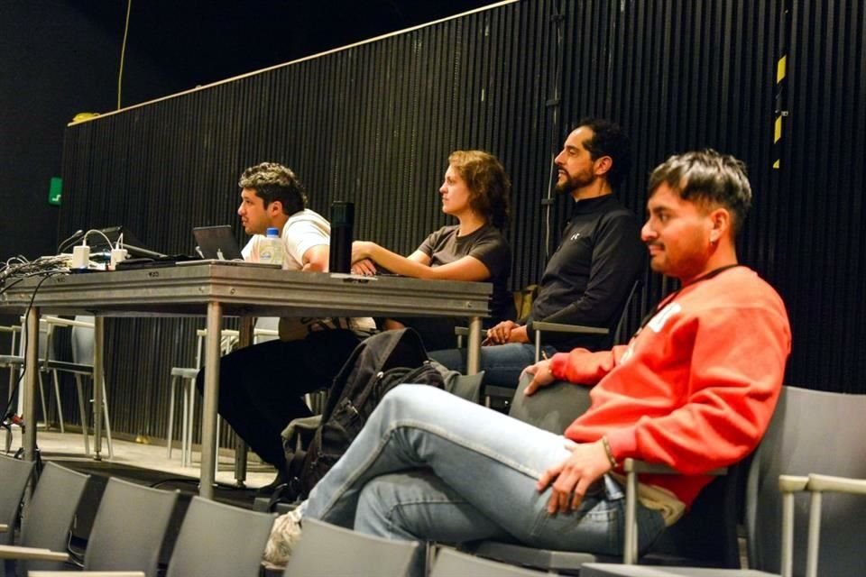 Tutores y compositores durante un ensayo de la pieza, que se estrena este sábado, a las 12:00 horas, en el Auditorio del Museo Universitario Arte Contemporáneo (MUAC).