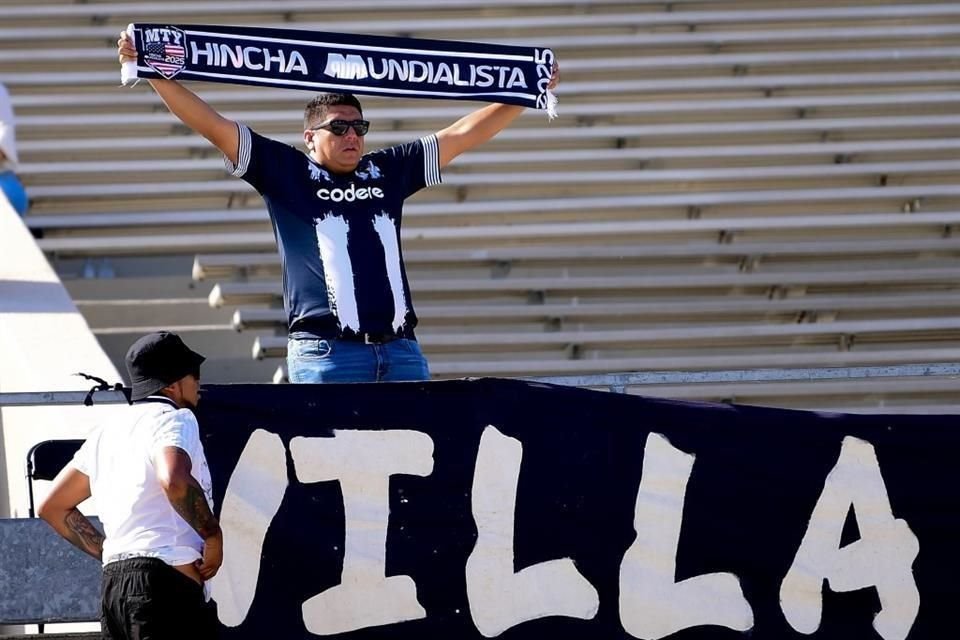 Dentro del inmueble ya esperan los regios el arranque del partido.