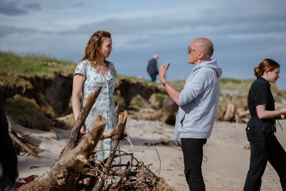 El director Danny Boyle (der.) y el guionista Alex Garland revolucionaron el género de terror con aquella película de 2002 donde los 'monstruos' podían correr.