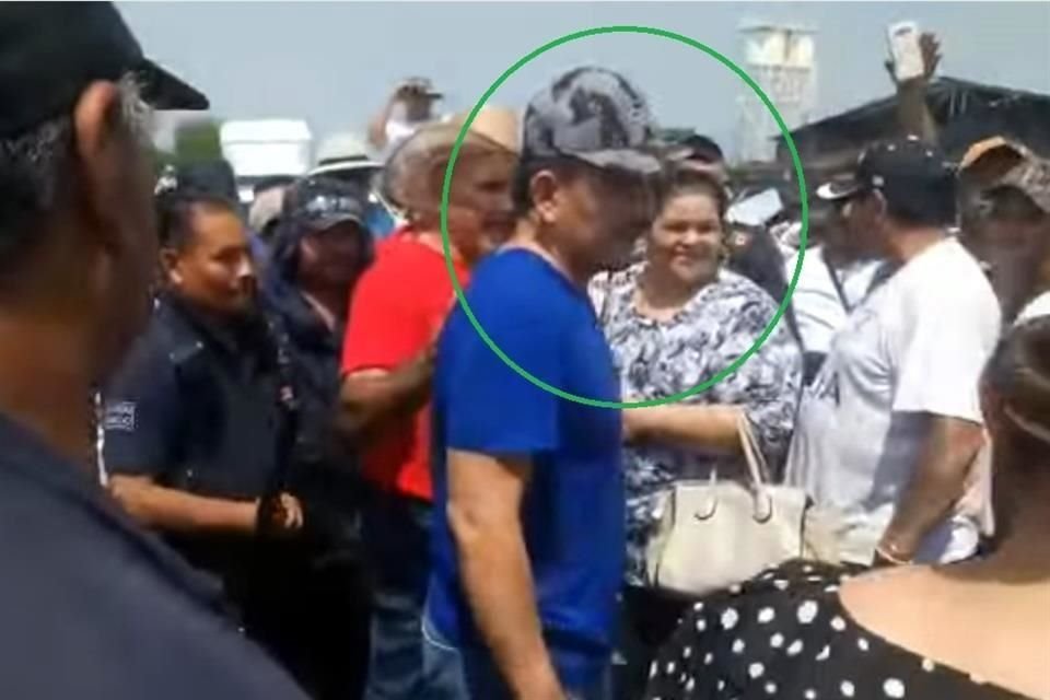La Alcaldesa de Tepalcatepec asesinada, en un video de 2018 junto a su cuñado Juan José Farías, 'El Abuelo', quien habría sido recibido con mariachis tras ser arrestado y liberado por la Marina.
