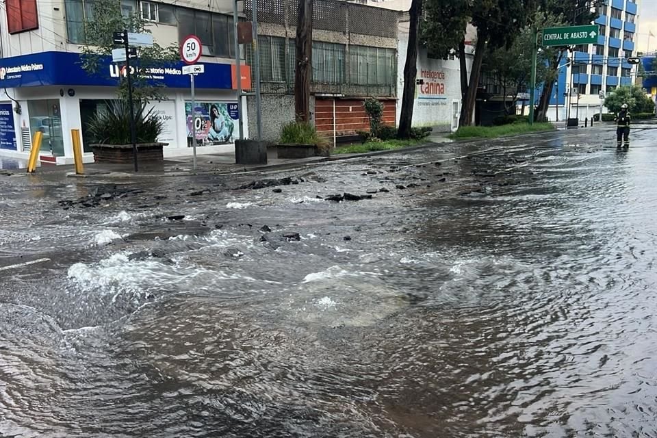 Se registra megafuga de agua en Eje 6 Sur y Calle Atlanta, Colonia Ciudad de los Deportes.