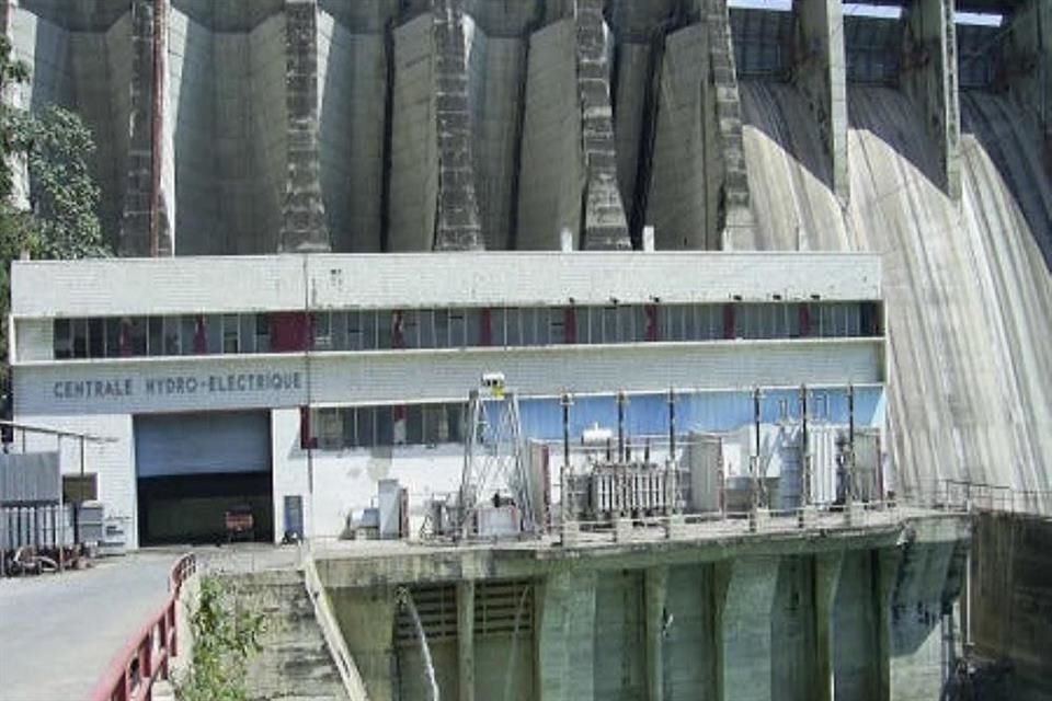 Puerto Príncipe estaba a oscuras después que habitantes de un pueblo atacaran una represa y la dejaran fuera de servicio.