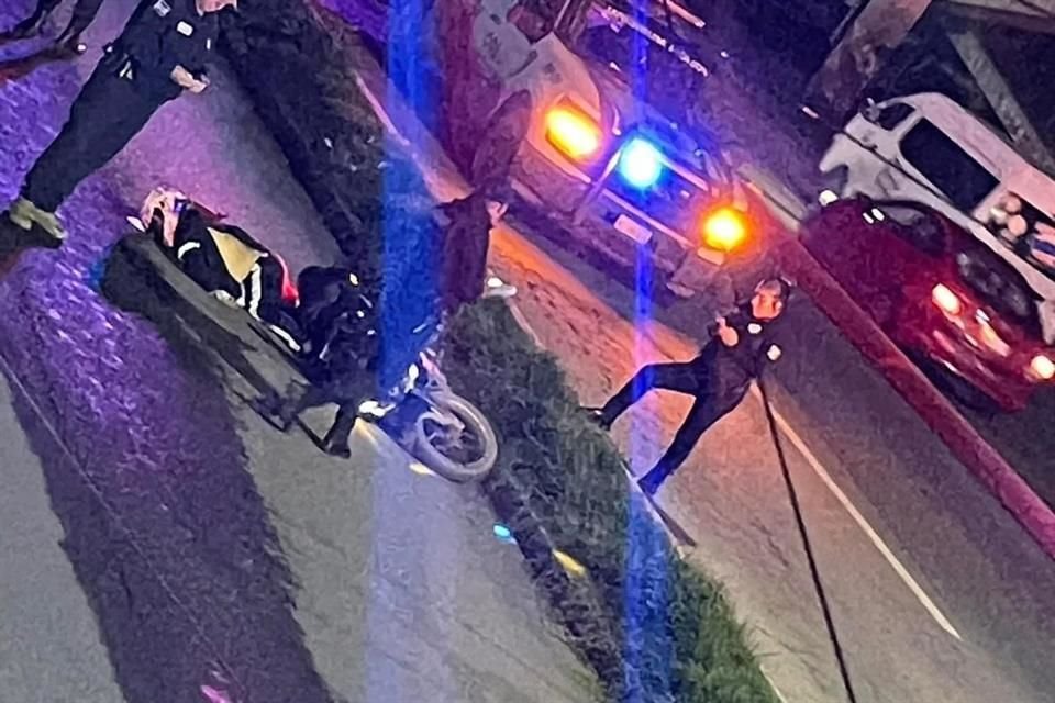 Según reportes preliminares, dos sujetos que también viajaban en moto amagaron al joven para robarle su vehículo, pero él intentó escabullirse y lo atacaron a balazos.