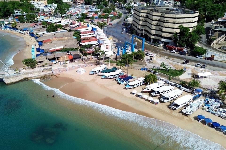 La Alcaldesa de Acapulco, Abelina López, rechazó que las playas estén contaminadas, pues el muestreo que realizó la Cofepris fue un día después de las lluvias y que la basura fuera arrastrada al mar.
