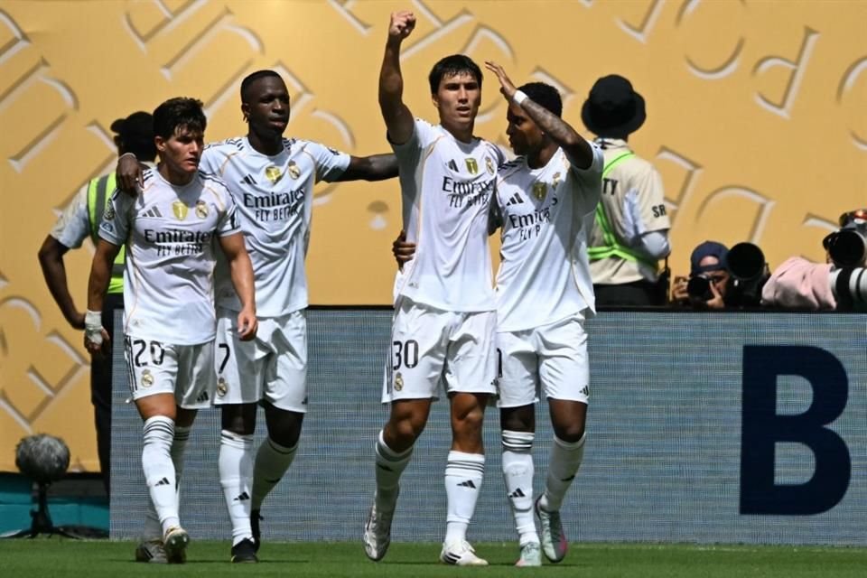 Gonzalo García (30) es felicitado por sus compañeros en el gol merengue.