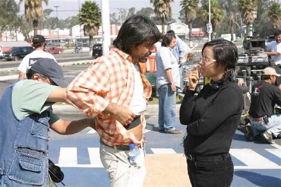 Eugenio Derbez personificó a un migrante que ayuda al pequeño protagonista.