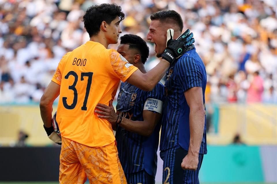El arquero Bono fue el héroe del partido con su atajada en los minutos finales.