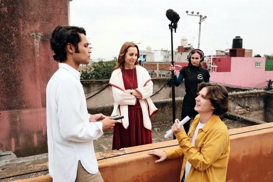 El cineasta Andrés Hernández dando instrucciones a los actores Esteban Fuentes de María y Marina de Tavira durante la filmación de 'El color de la luz'.