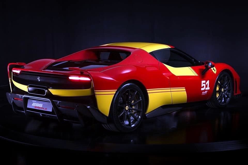 Ferrari a réduit le poids jusqu'à 60 kg et la hauteur de 5 mm par rapport à la voiture de sport de série.