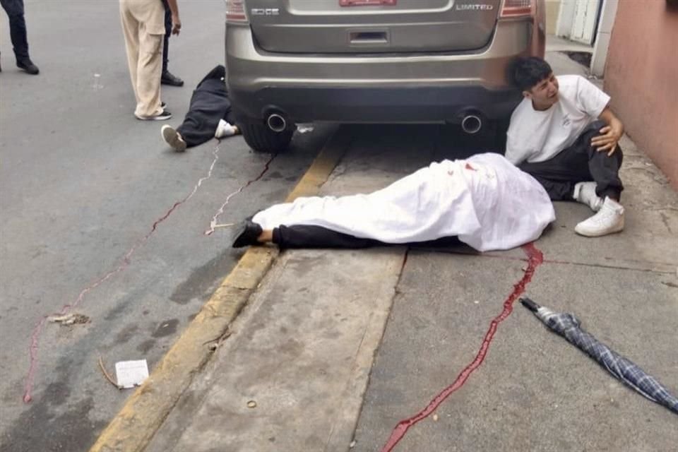 La pareja se encontraban afuera de un domicilio, cuando fue acribillada por dos sujetos.