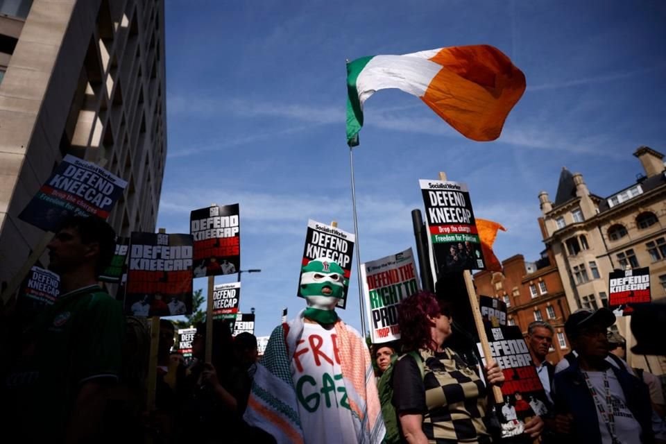 Kneecap, que rapea sobre drogas, la vida de la clase trabajadora y la reunificación de Irlanda, ha apoyado la causa palestina a lo largo de la guerra en Gaza.