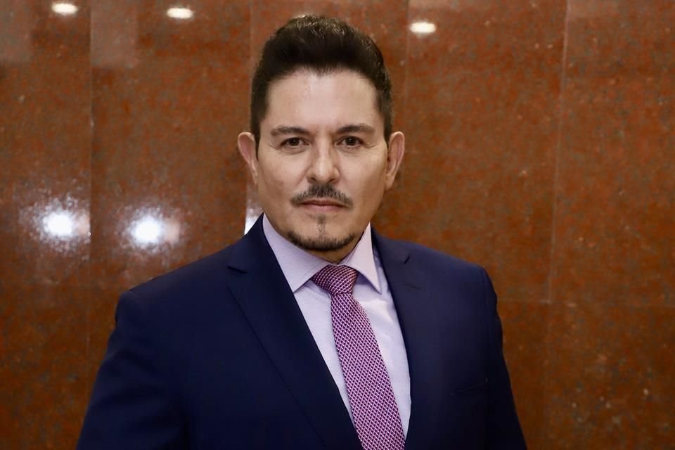 Ernesto Laguardia fue chocado y al llamar al 911 para pedir apoyo tras su accidente, nadie acudió.
