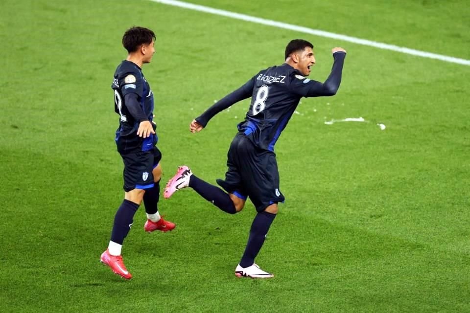 Bryan González sorprendió al meta rival con un cobro a primer poste y decretar el 1-1 al 54'.