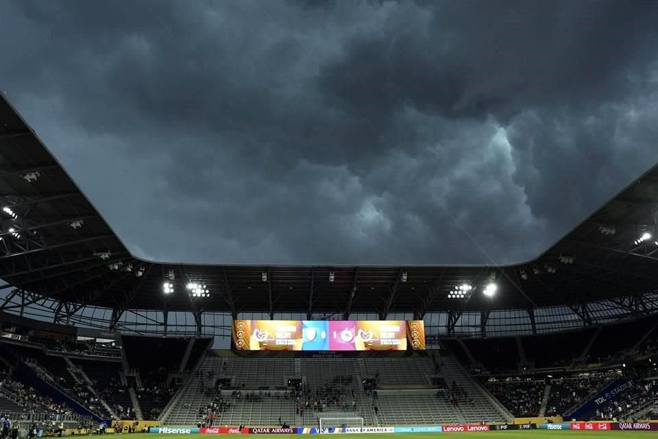 En el complemento, el partido tuvo que ser suspendido, debido a una tormenta eléctrica.