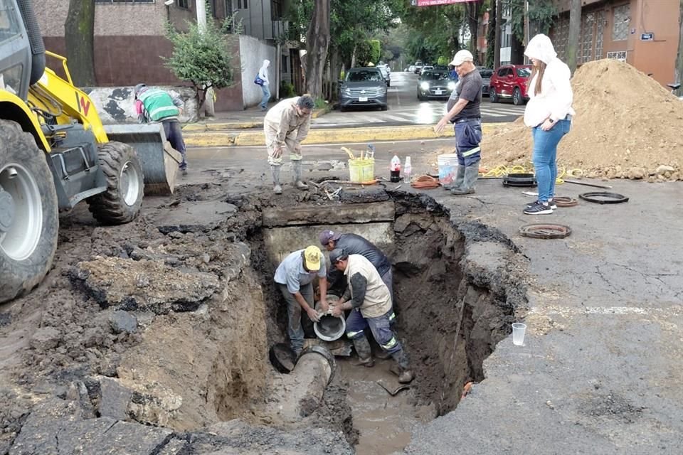 Bomberos y elementos de Protección Civil laboran en el punto desde la mañana de este miércoles.