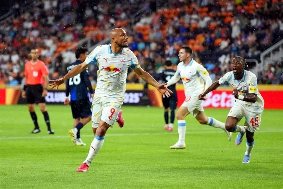 Karim Onisiwo aprovechó la mala marcación de los zagueron y remató con libertad para sentenciar el 2-1.