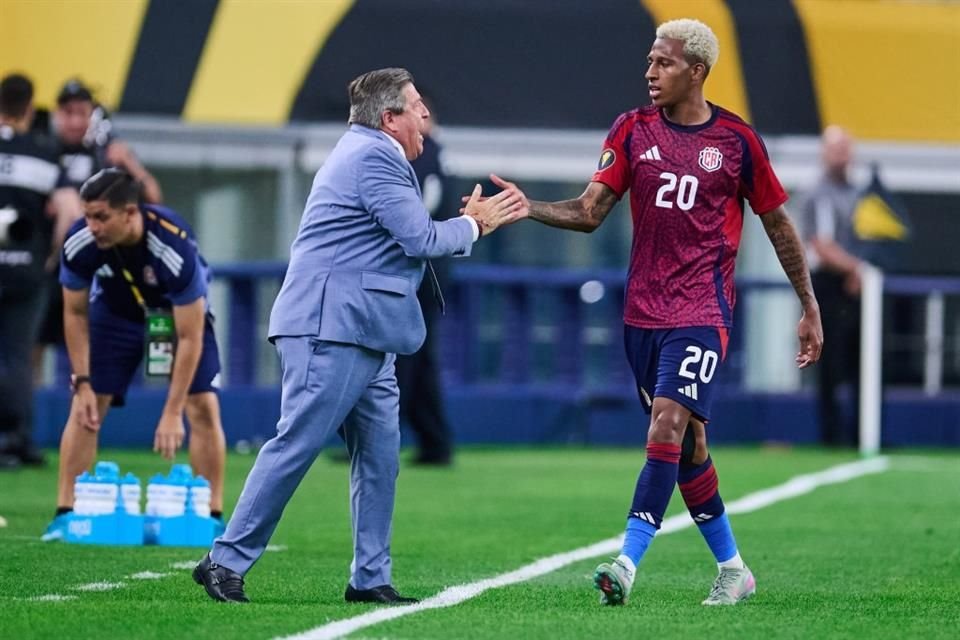 Costa Rica vino de atrás para vencer 2-1 a República Dominicana y el cuadro dirigido por Miguel Herrera se enfila a los Cuartos de Final de la Copa Oro.