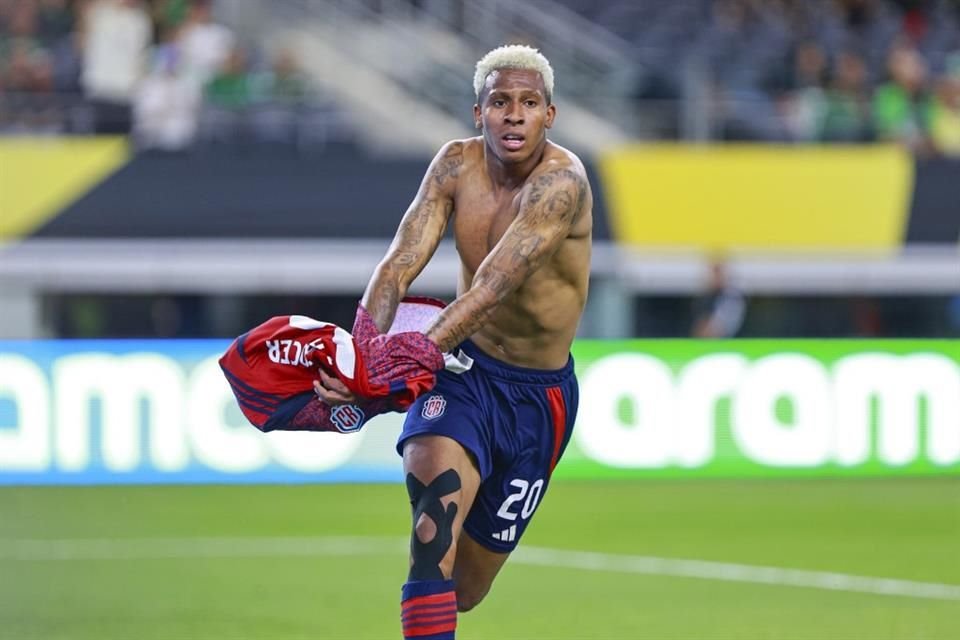 Costa Rica vino de atrás para vencer 2-1 a República Dominicana y el cuadro dirigido por Miguel Herrera se enfila a los Cuartos de Final de la Copa Oro.