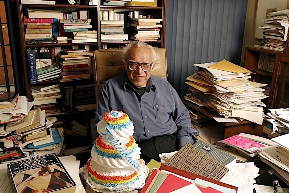 Carlos Monsiváis resguardó en su casa de la Portales infinidad de impresos y objetos que dieron pie al Museo del Estanquillo.