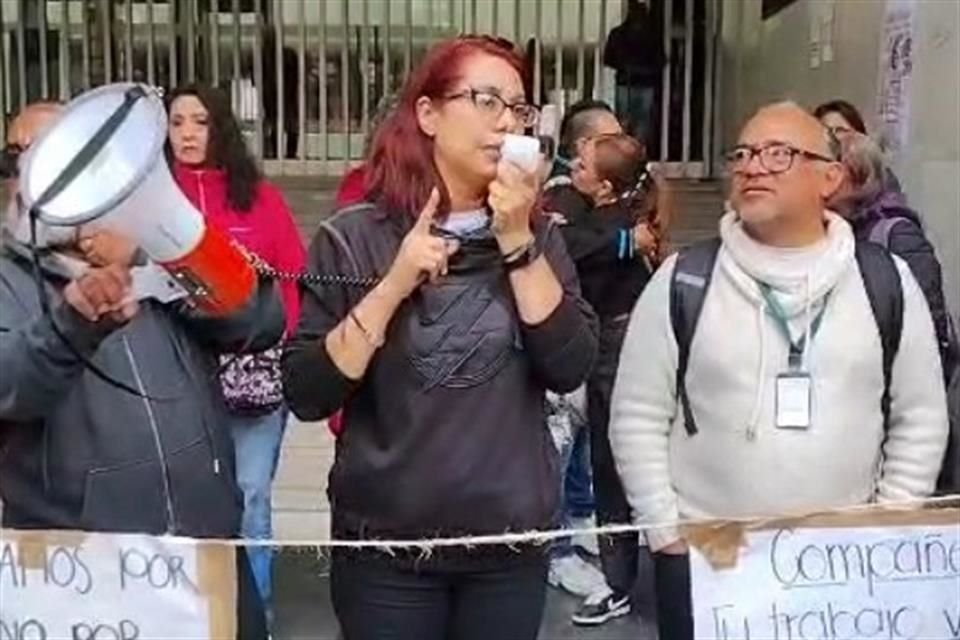 Erika Ojeda, representante de los paristas, les informa el resultado de la negociación del martes.