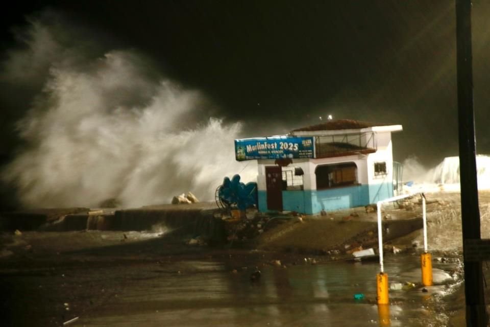 Huracán 'Erick' tocó tierra como categoría 3 en el extremo oeste de Oaxaca, con vientos máximos sostenidos de 205 km/h.