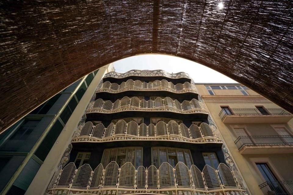 El equipo de especialistas limpió  la ennegrecida herrería de los balcones con vistas a uno de los característicos patios interiores del distrito del Ensanche barcelonés.