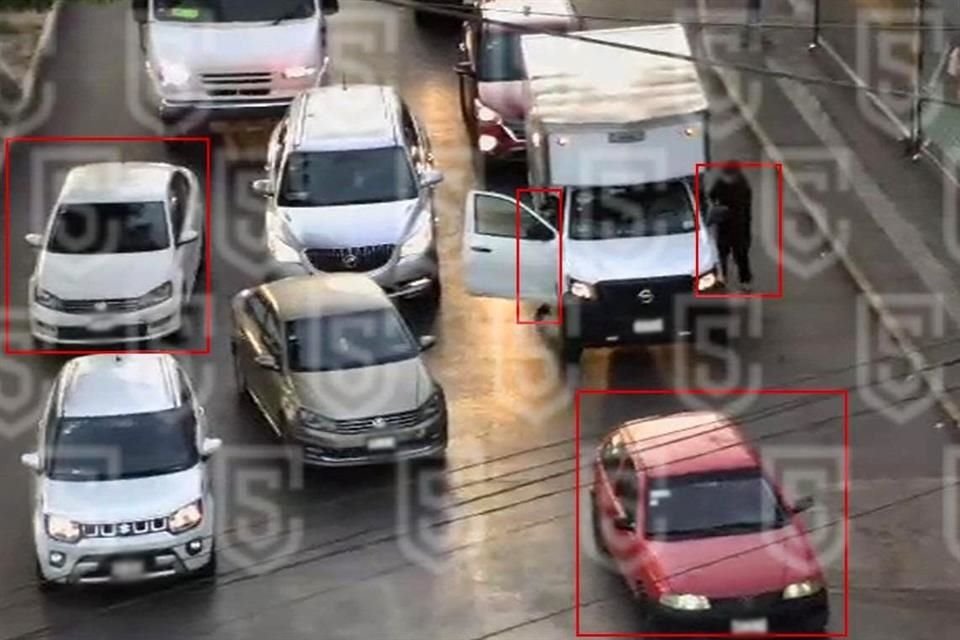 'Al realizar la inspección, encontraron en la parte trasera de la camioneta a dos hombres maniatados de pies y manos, mismos que fueron liberados'.