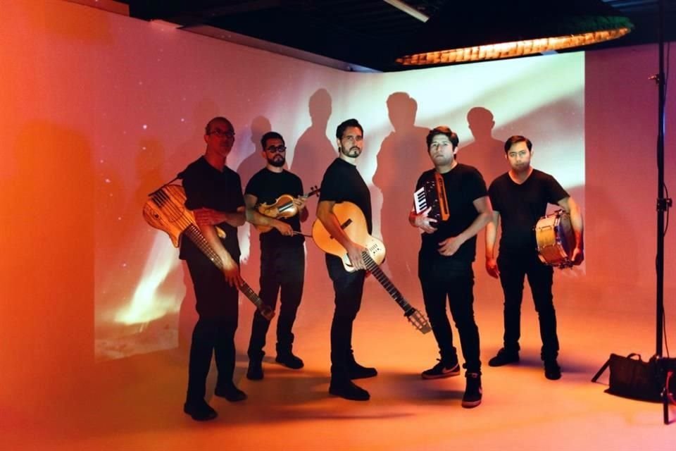 El quinteto Dantor está integrado por Aarón Cruz (bajo), Israel Torres (violín), Daniel Torres (guitarra), Daniel Vadillo (piano y sintetizador) e Hiram Gris (batería).