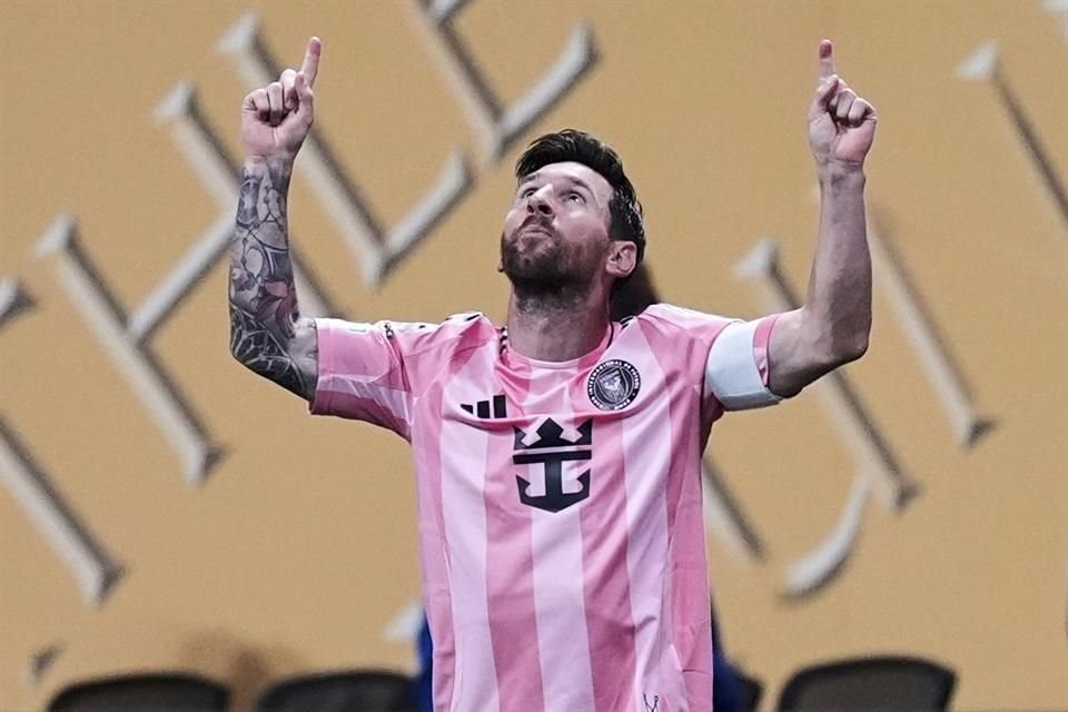 Lionel Messi festeja tras el gol que le dio el triunfo al Inter Miami.