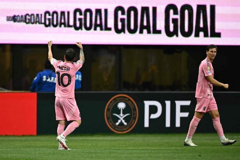 Lionel Messi festeja con la afición en Atlanta.