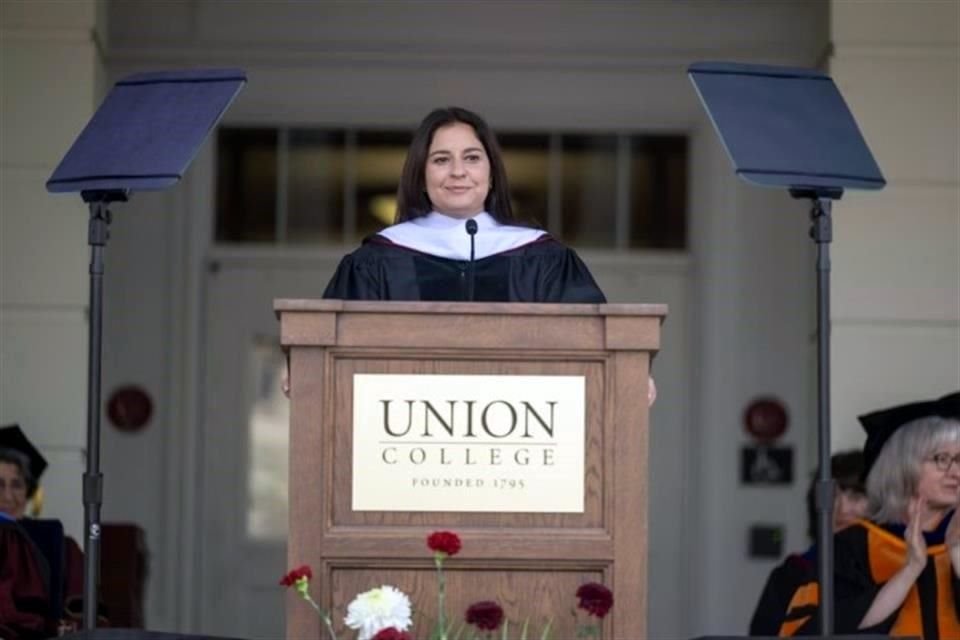 Joanna Stern del WSJ pronunciando el discurso de graduación de 2025 en Union College en Schenectady, Nueva York.