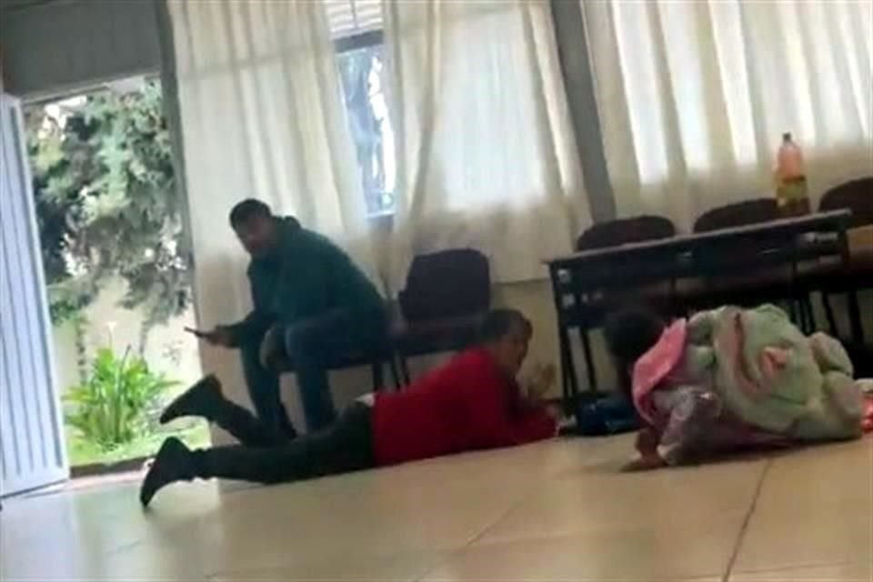 Zitácuaro, Michoacán, sufrió esta tarde una ola de violencia con balaceras y la quema de una tienda de conveniencia, acciones atribuidas al CJNG.