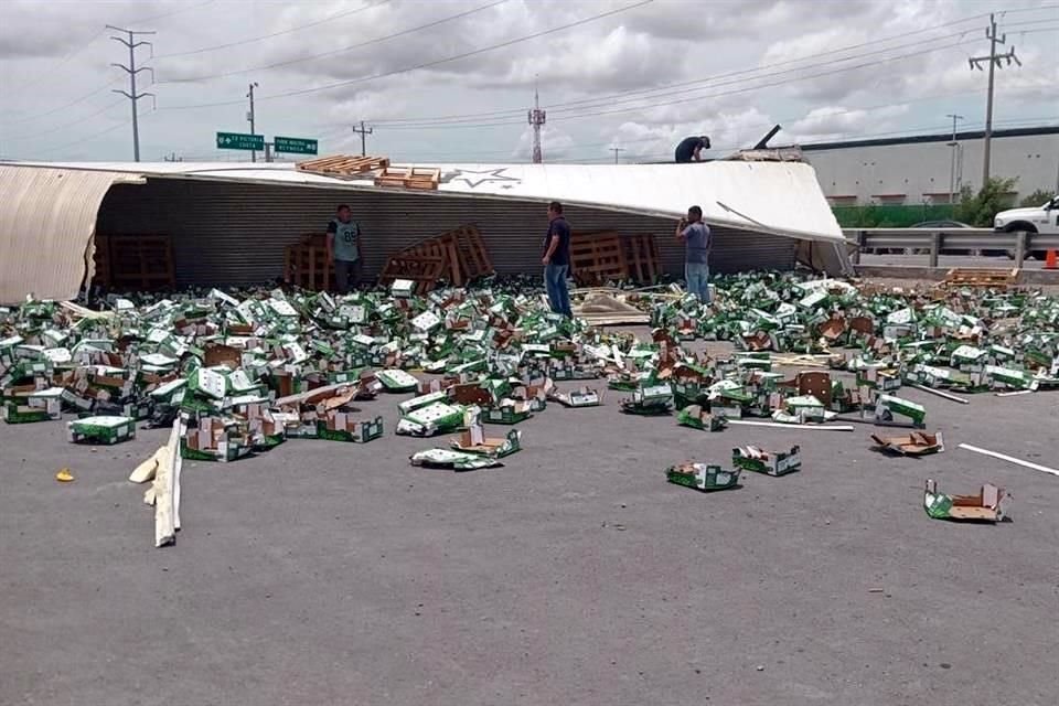 El vehículo siniestrado, que transportaba la fruta rumbo a la Aduana del Puente Internacional Reynosa-Pharr, circulaba a exceso de velocidad cuando el conductor perdió el control al tomar una curva.