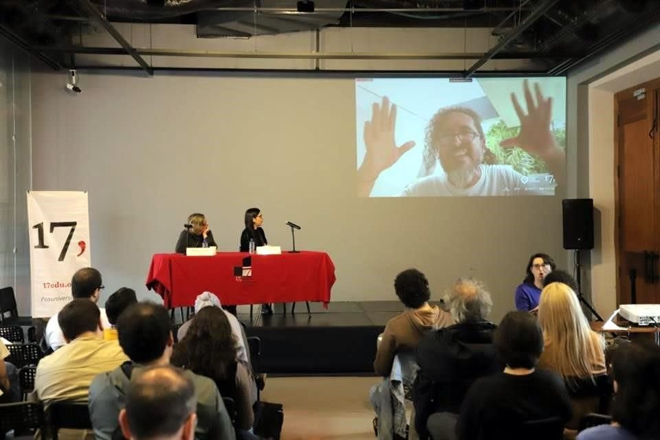 El panel 'La distopía reflejada en los espacios cinematográficos y literarios' se realizó este jueves en el marco del coloquio 'El claroscuro en que nacen los monstruos: Pensar el presente'.