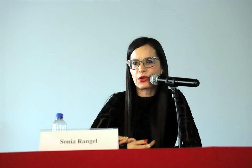 La filósofa mexicana Sonia Rangel presentó la ponencia 'Imagen distópica entre la filosofía, la ficción y los imaginarios cinematográficos'.
